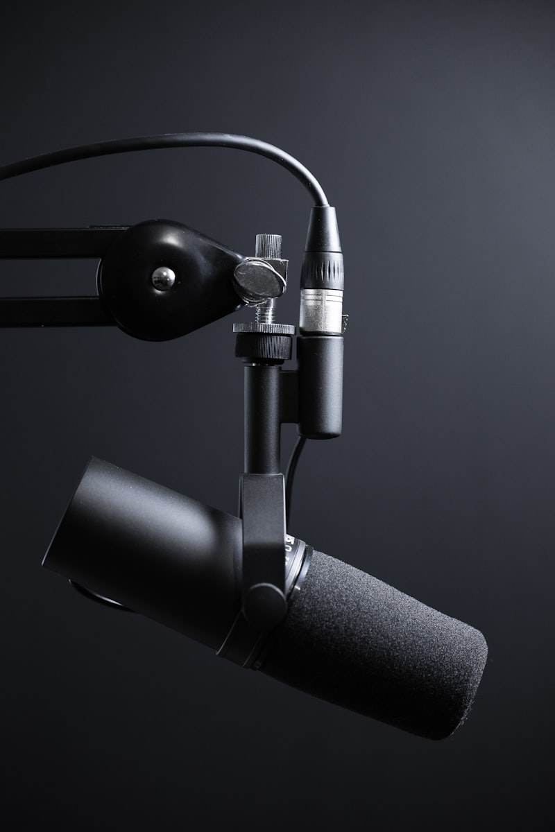 Inquadratura di microfoni e camera in sala podcast